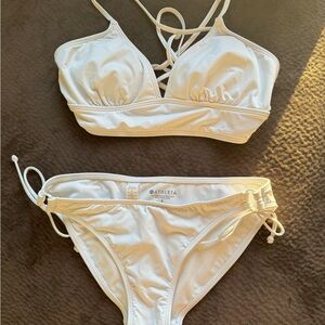 Sporty meets sexy Athleta white bikini!